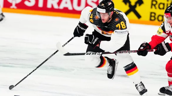 Nico Sturm spielt in de NHL f&uuml;r die San Jose Sharks. - &copy; Pavel Golovkin/AP/dpa