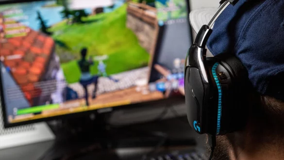 Viele Spiele verf&uuml;hren mit In-Game-K&auml;ufen, oft sind es nur wenige Klicks. Die Sparkasse stellt einen In-Game-Rechner vor, der Gamern helfen soll, ihre Transaktionen besser im Blick zu behalten. - &copy; Zacharie Scheurer/dpa-tmn/dpa