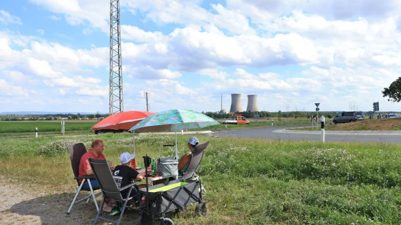 Familie J&uuml;ngling wartet auf die Sprengung der K&uuml;hlt&uuml;rme des stillgelegten Atomkraftwerks Grafenrheinfeld. - &copy; Karl-Josef Hildenbrand/dpa