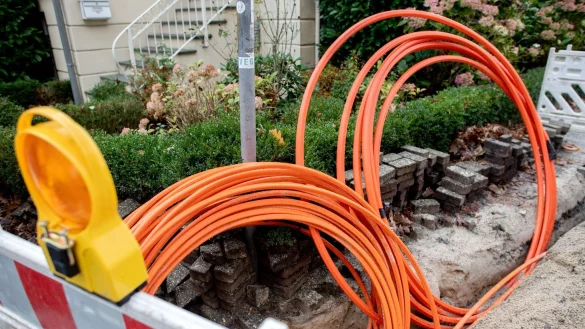 Leerrohre f&uuml;r neue Glasfaserkabel liegen auf einer Baustelle. - &copy; Hauke-Christian Dittrich/dpa