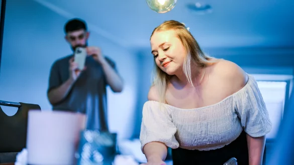 In ihren Videos erklärt Lea de Bruijn unter anderem, wie man Oberflächen möglichst lange staubfrei hält. - © Christoph Reichwein/dpa