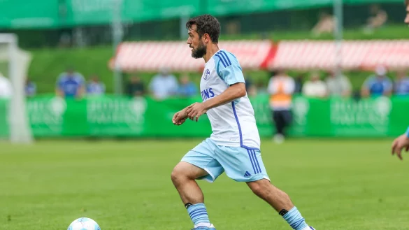 Nach einem Jahr vereinslosigkeit ist Amin Younes jetzt f&uuml;r Schalke 04 wieder am Ball. - &copy; Tim Rehbein/dpa