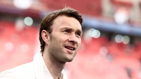 Simon Rolfes blickt auf die neue Saison. - © Rolf Vennenbernd/dpa