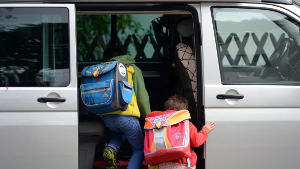 Kindersicherheit im Auto geht vor: Eltern sollten sicherstellen, dass die Gurte korrekt sitzen und die Kindersitze richtig platziert sind. - &copy; Ralf Hirschberger/dpa-Zentralbild/dpa-tmn