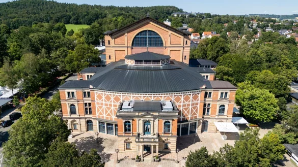Das einzigartige Bayreuther Festspielhaus aus der Luft. (Drohnenaufnahme) - &copy; Daniel Karmann/dpa