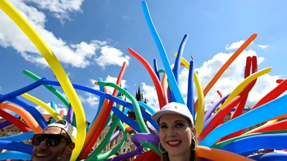 Bunt und fr&ouml;hlich pr&auml;sentierte sich die queere Szene in Prag. - &copy; Krumphanzl Michal/CTK/dpa