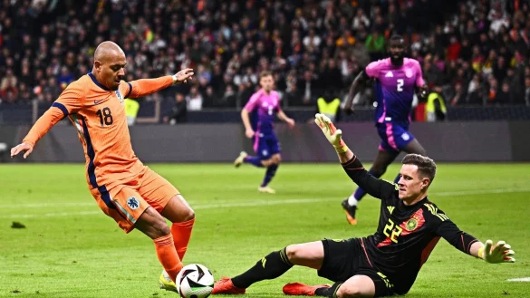 Niederlandes Donyell Malen (l) gegen Deutschlands Torwart Marc-Andr&eacute; ter Stegen. - &copy; Tom Weller/dpa