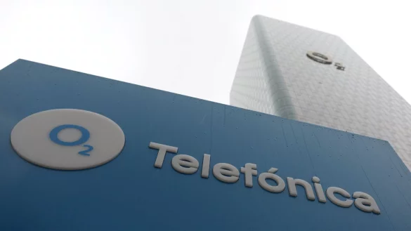 Das Logo des Telekommunikationsanbieters O2 Telef&oacute;nica ist auf einem Schild vor der Deutschlandzentrale am Uptown-Hochhaus zu sehen. Das Unternehmen will k&uuml;nftig mehr Antennen in Naturschutzgebieten aufstellen. - &copy; Karl-Josef Hildenbrand/dpa