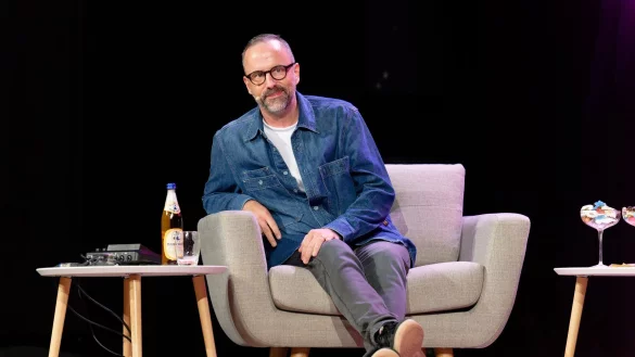 Kurt Krömer bei der Aufzeichnung der 100. Folge seines Podcasts «Feelings» in Köln in der Volksbühne am Rudolfplatz. - © Henning Kaiser/dpa