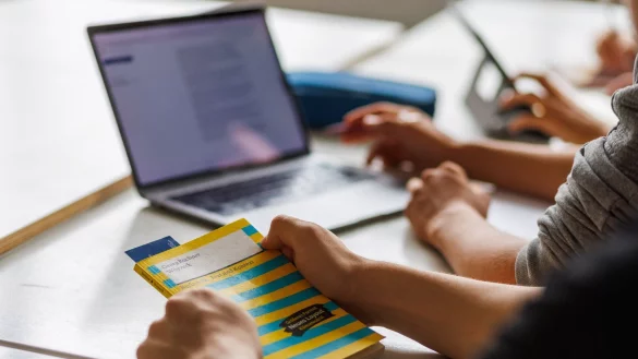 Ein versierter Umgang der Sch&uuml;lerinnen und Sch&uuml;ler mit den KI-Instrumenten soll laut SWK als neues Lernziel ge&uuml;bt und auch gepr&uuml;ft werden. - &copy; Philipp von Ditfurth/dpa