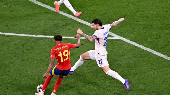 Spaniens Lamine Yamal (l) k&uuml;rt sich zum j&uuml;ngsten Torsch&uuml;tzen einer EM. - &copy; Sven Hoppe/dpa