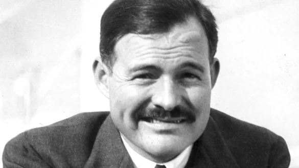 Der amerikanische Schriftsteller Ernest Hemingway (1899-1961) in j&uuml;ngeren Jahren. (undatiertes Archivfoto) - &copy; -/UPI/dpa