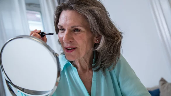 Ein hilfreicher Schmink-Tipp lautet: Den Mascara in Zickzack-Bewegungen auftragen f&uuml;r gleichm&auml;&szlig;ige und getrennte Wimpern. (zu dpa: &laquo;&laquo;&Ouml;ko-Test&raquo;: Nur Naturkosmetik-Mascara ist &laquo;sehr gut&raquo;&raquo;) - &copy; Christin Klose/dpa-tmn/dpa