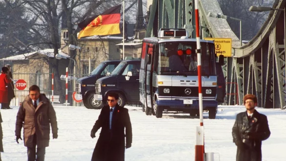 Hier fanden spektakul&auml;re Gefangenenaustausche zwischen Ost und West statt: Die Glienicker Br&uuml;cke (hier ein Archvilbild von 1986) verbindet West-Berlin mit dem damaligen DDR-Bezirk Potsdam. - &copy; picture alliance / dpa