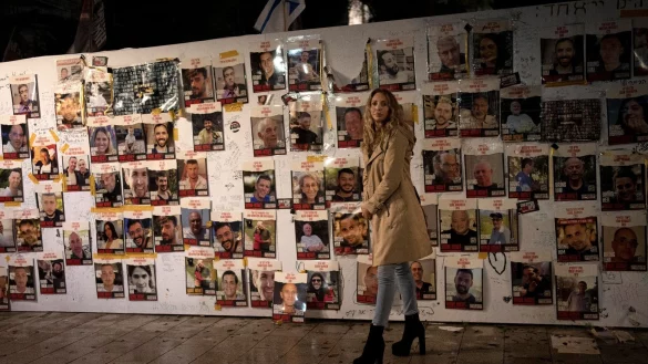 Ausstellung mit Postern von Menschen, die am 7. Oktober 2023 von der Hamas als Geiseln genommen wurden in Tel Aviv. - &copy; Maya Alleruzzo/AP