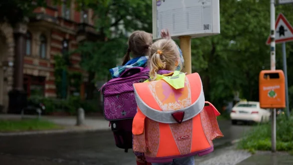 Kinder sollten an der Haltestelle nicht Fangen spielen, herumrennen oder andere schubsen. - &copy; Silvia Marks/dpa-tmn