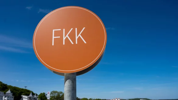 Ein FKK-Strand auf der Insel R&uuml;gen: Die Freik&ouml;rperkultur hat gerade im Osten Deutschlands eine lange Tradition, Vereine sind dort aber rar ges&auml;t - zumindest laut Angaben des Deutschen Verbands f&uuml;r Freik&ouml;rperkultur. - &copy; Stefan Sauer/dpa/dpa-tmn