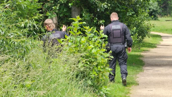 Polizisten suchen im s&auml;chsischen D&ouml;beln nach dem vermissten M&auml;dchen. - &copy; Tobias Junghann&szlig;/dpa-Zentralbild/dpa