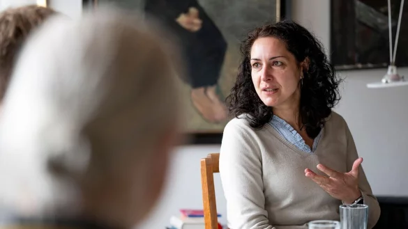 Silvia Viernickel vom Jugendamt Erfurt im Gespr&auml;ch. - &copy; Jacob Schr&ouml;ter/dpa