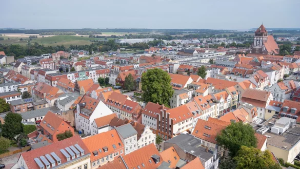 Die Altstadt von Greifswald ist schachbrettartig angelegt und nahezu komplett umgeben von einem Gr&uuml;ng&uuml;rtel, den Wallanlagen. - &copy; Stefan Sauer/dpa