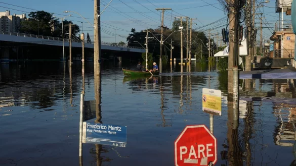 Weit mehr als 600.000 Menschen mussten wegen der Wassermassen ihre H&auml;user verlassen. - &copy; Andre Penner/AP/dpa