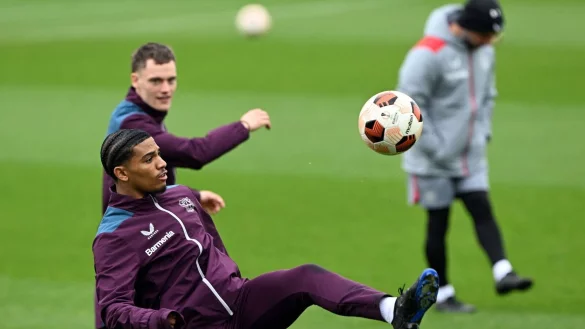 Leverkusens Amine Adli (vorne) und Florian Wirtz (l) in Aktion w&auml;hrend des Abschlusstrainings vor dem R&uuml;ckspiel bei West Ham United. - &copy; Federico Gambarini/dpa