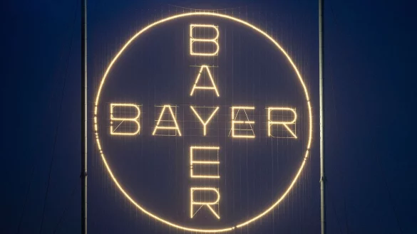 Das Bayer Kreuz, das Logo des Unternehmens, leuchtet auf dem Werksgel&auml;nde von Bayer in Leverkusen. - &copy; Thomas Banneyer/dpa