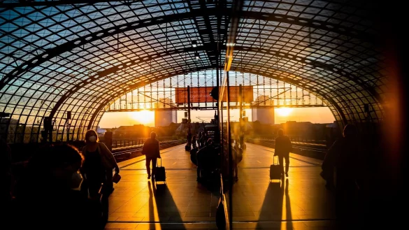 Wer nicht fliegen möchte, kann etwa mit dem Zug weitere Strecken zurücklegen. Das Angebot in diesem Bereich wächst. - © Christoph Soeder/dpa