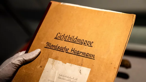 Die Lichtbildmappe in der Mordsache Fritz Haarmann: Es ist der 100. Jahrestag der Verhaftung des Massenm&ouml;rders. - &copy; Sina Schuldt/dpa
