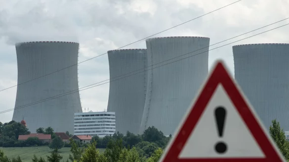 Die K&uuml;hlt&uuml;rme des Atomkraftwerkes Temelin. - &copy; Armin Weigel/dpa