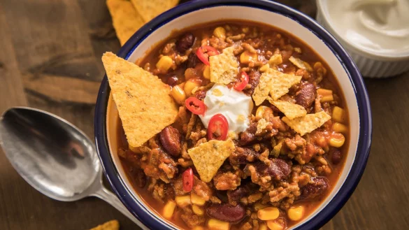 Peppt das Chili auf - die Dose Mais: Allerdings enthalten diese h&auml;ufig Bisphenol-A, das als potenziell gesundheitssch&auml;dlich gilt. Mais im Glas ist hingegen frei von der Chemikalie. - &copy; Christin Klose/dpa-tmn