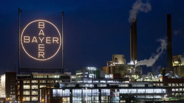 Das Logo des Unternehmens leuchtet auf dem Werksgel&auml;nde in Leverkusen. - &copy; Thomas Banneyer/dpa