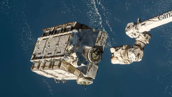 Eine externe Palette mit ausgedienten Nickel-Wasserstoff-Batterien wurde vom Canadarm2-Roboterarm (der Internationalen Raumstation ISS) freigegeben. - &copy; ---/Nasa/dpa