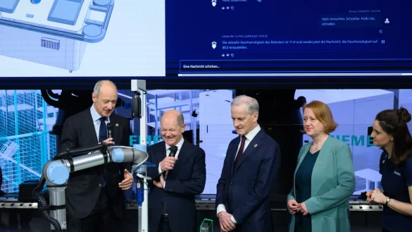 Bundeskanzler Olaf Scholz (SPD), Jonas Gahr St&oslash;re, Ministerpr&auml;sident von Norwegen und Bundesbildungsministerin Lisa Paus (Gr&uuml;ne) am Stand von Siemens. Links: Der CEO von Siemens, Roland Busch. - &copy; Julian Stratenschulte/dpa