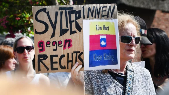 Dutzende Menschen versammeln sich zu einer Mahnwache auf Sylt. Sie wollen ein Zeichen gegen Rechtsextremismus setzen. - &copy; Lea Sarah Albert/dpa