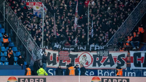 Das Spiel zwischen Bochum und Stuttgart drohte abgebrochen zu werden. - &copy; David Inderlied/dpa