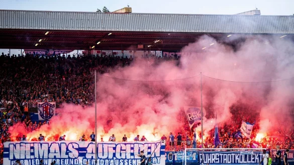 Bochums Fans z&uuml;nden Pyrotechnik. - &copy; David Inderlied/dpa