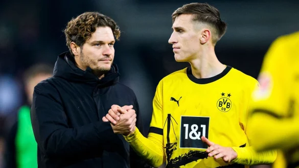 Dortmunds Trainer Edin Terzic (l) klatscht nach dem Spiel mit Dortmunds Nico Schlotterbeck (r) ab. - &copy; Tom Weller/dpa/Archivbild