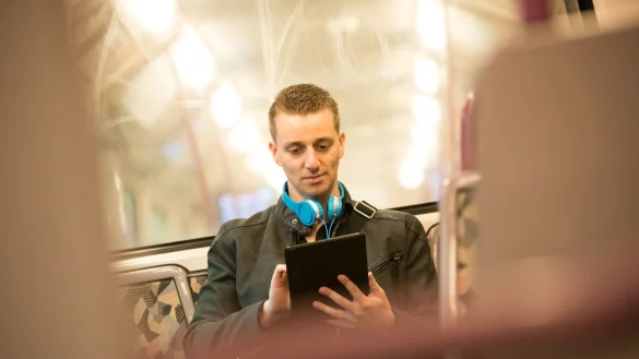 In den WLAN-Einstellungen sollte man die automatische Anmeldung deaktivieren, sich also immer manuell an einem &ouml;ffentlichen Hotspot anmelden. - &copy; Christin Klose/dpa-tmn