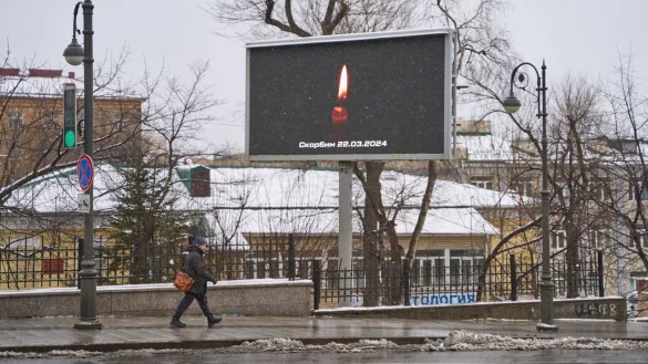 Eine Anzeigetaffel zeigt auf der Stra&szlig;e eine Kerze zum Gedenken der Opfer. Bei dem mutma&szlig;lichen Terroranschlag auf eine Veranstaltungshalle am Stadtrand von Moskau sind mehr als 60 Menschen get&ouml;tet worden. - &copy; Guo Feizhou/XinHua/dpa