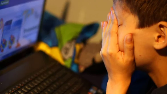 Laut Umfrage h&auml;lt die gro&szlig;e Mehrheit der Bev&ouml;lkerung Cybermobbing f&uuml;r ein gravierendes Problem und sieht dagegen zu wenig Schutz. (Illustration) - &copy; picture alliance / dpa