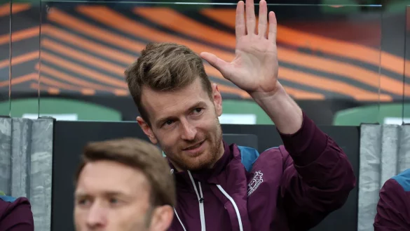 Leverkusens Torwart Lukas Hradecky sitzt auf der Bank. - &copy; Jan Woitas/dpa