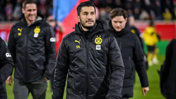 Dortmunds Sportdirektor Sebastian Kehl (l-r) Dortmunds damaliger Co-Trainer Nuri Sahin und Dortmunds damaliger Trainer Edin Terzic kommen vor dem Spiel ins Stadion. - &copy; Harry Langer/dpa