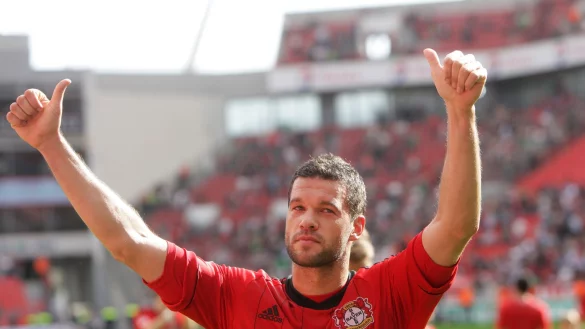 Leverkusens Michael Ballack verabschiedet sich von den Fans. - &copy; Rolf Vennenbernd/dpa