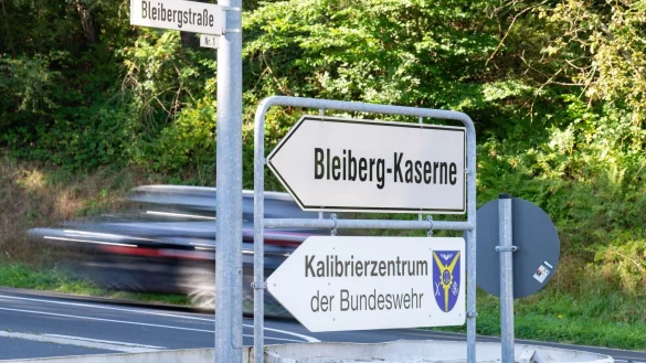 Schilder weisen auf die Bleiberg-Kaserne und das Kalibrierzentrum der Bundeswehr in Mechernich im Kreis Euskirchen hin. Das Trinkwasser darf nach einem Sabotageverdacht wieder ohne Einschr&auml;nkungen genutzt werden. - &copy; Benjamin Westhoff/dpa