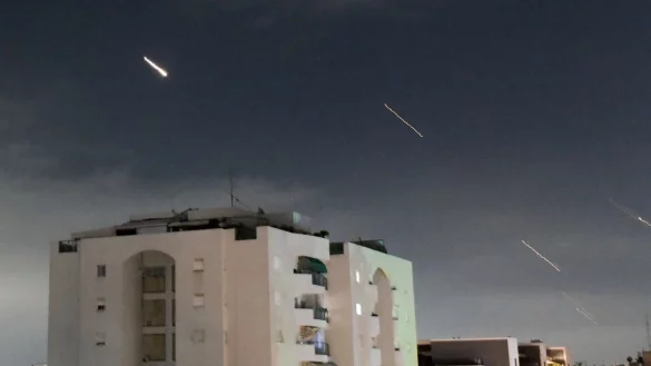 Das israelische Luftabwehrsystem &laquo;Iron Dome&raquo; f&auml;ngt vom Iran abgefeuerte Raketen ab. - &copy; Tomer Neuberg/AP