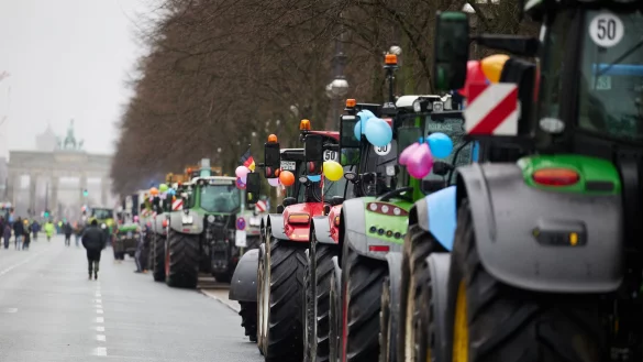 Landwirte stehen mit ihren Traktoren auf der Stra&szlig;e des 17. Juni in Berlin. - &copy; J&ouml;rg Carstensen/dpa
