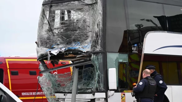 Franz&ouml;sische Polizeibeamte stehen neben einem besch&auml;digten Bus nach einem Unfall. - &copy; Bernard Barron/AFP/dpa