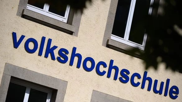 Der Schriftzug "Volkshochschule" ist an einem Geb&auml;ude angebracht. - &copy; Sebastian Gollnow/dpa/Archivbild