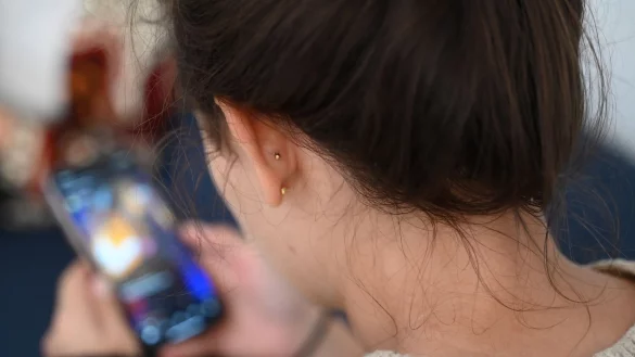 Swipen, klicken, switchen: Das st&auml;ndige Wechseln zwischen Inhalten kann Langeweile verst&auml;rken anstatt sie zu vertreiben. - &copy; Niklas Graeber/dpa/dpa-tmn